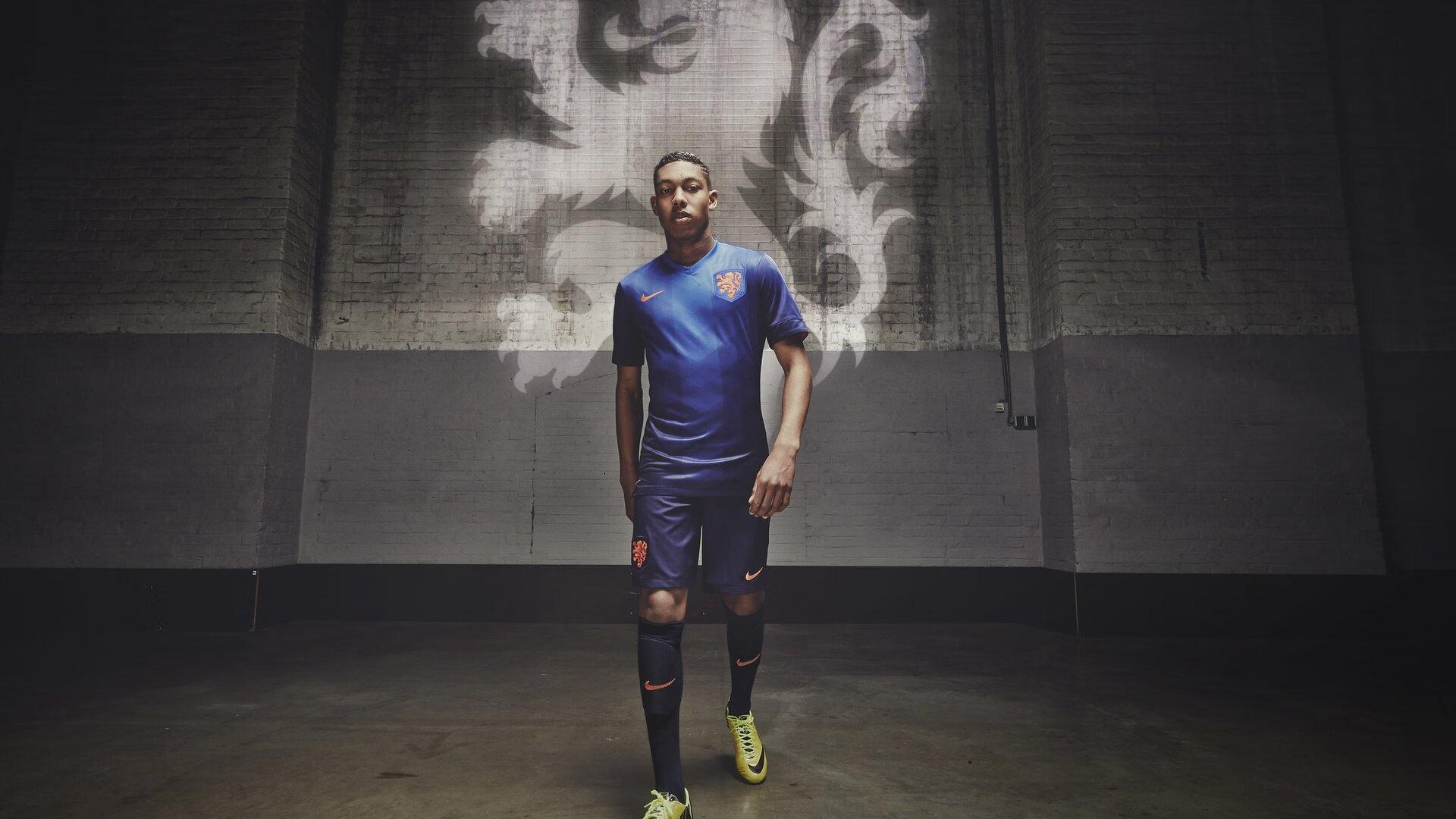 韩国球迷怒斥归化前锋助国足取胜，质疑公平性引争议